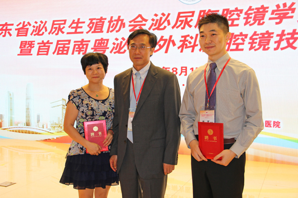 谭万龙给秘书颁发聘书.jpg
