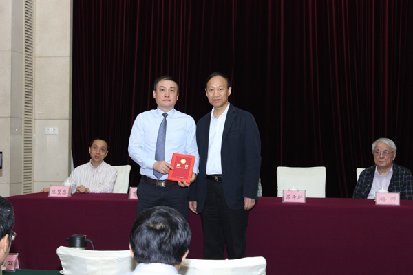 苏会长为李虎主委颁发证书.jpg